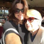 Araceli González Instagram - Ser mamá! En todos los focos que lo mires es anidar sin límite! Anidamos en nuestro vientre y ese mismo estado es siempre! Envuelve toda entrega amorosa . Gracias mamá por tu fortaleza y amor en cada detalle que compartí com vos! Extrañarte es de lo más doloroso pero recordarte es la mayor alegría! Mi mamá , mis hijos, chiqui, mis abuelas aportaron y construyeron mi vida! El nido, la certeza de tener red en los abrazos y escuchas! O simplemente las palabras que envuelven los silencios! Respeto, contención! Caminos infinitos que nada lo corta! Mi nido mamá! El nido de mis hijos! Eterno . Sabemos que a diario agradecemos tenerlas cercas y estar cerca pero hoy se decreta un día tan especial como es. SER MAMÁ y todo lo que eso abarca! Mamas del corazón, mamas construyendo vidas! Que siempre acompañe la lucidez y la entrega a quienes ocupan el rol de anidar! Eso es ser mamá ❤️