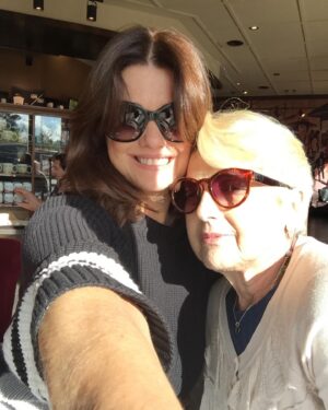Araceli González Instagram - Ser mamá! En todos los focos que lo mires es anidar sin límite! Anidamos en nuestro vientre y ese mismo estado es siempre! Envuelve toda entrega  amorosa . Gracias mamá por tu fortaleza y amor en cada detalle que compartí com vos! Extrañarte es de lo más doloroso pero recordarte es la mayor alegría! 
Mi mamá , mis hijos, chiqui, mis abuelas aportaron y construyeron mi vida! 

El nido, la certeza de tener red en los abrazos y escuchas! O simplemente las palabras  que envuelven los silencios! Respeto, contención! Caminos infinitos que nada lo corta! Mi nido mamá! El nido de mis hijos! Eterno . 

Sabemos que a diario agradecemos tenerlas cercas y estar cerca pero hoy se decreta un día tan especial como es. SER MAMÁ y todo lo que eso abarca! 

Mamas del corazón, mamas construyendo vidas! Que siempre acompañe la lucidez y la entrega a quienes ocupan el rol de anidar! Eso es ser mamá ❤️