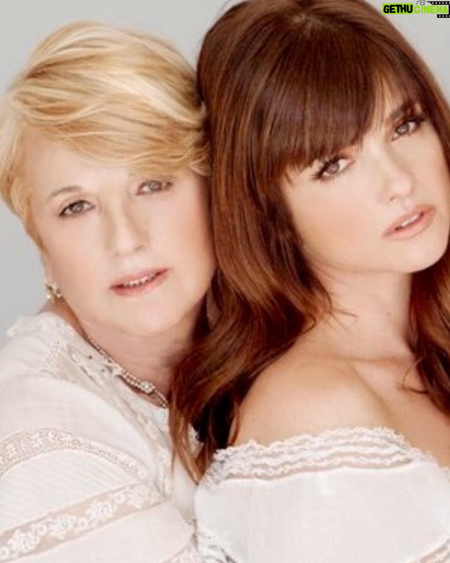 Araceli González - 14.6K Likes - Ser mamá! En todos los focos que lo mires es anidar sin límite! Anidamos en nuestro vientre y ese mismo estado es siempre! Envuelve toda entrega amorosa . Gracias mamá por tu fortaleza y amor en cada detalle que compartí com vos! Extrañarte es de lo más doloroso pero recordarte es la mayor alegría!
Mi mamá , mis hijos, chiqui, mis abuelas aportaron y construyeron mi vida!
El nido, la certeza de tener red en los abrazos y escuchas! O simplemente las palabras que envuelven los silencios! Respeto, contención! Caminos infinitos que nada lo corta! Mi nido mamá! El nido de mis hijos! Eterno .
Sabemos que a diario agradecemos tenerlas cercas y estar cerca pero hoy se decreta un día tan especial como es. SER MAMÁ y todo lo que eso abarca!
Mamas del corazón, mamas construyendo vidas! Que siempre acompañe la lucidez y la entrega a quienes ocupan el rol de anidar! Eso es ser mamá ❤️