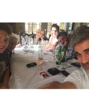 Araceli González Instagram - Ser mamá! En todos los focos que lo mires es anidar sin límite! Anidamos en nuestro vientre y ese mismo estado es siempre! Envuelve toda entrega  amorosa . Gracias mamá por tu fortaleza y amor en cada detalle que compartí com vos! Extrañarte es de lo más doloroso pero recordarte es la mayor alegría! 
Mi mamá , mis hijos, chiqui, mis abuelas aportaron y construyeron mi vida! 

El nido, la certeza de tener red en los abrazos y escuchas! O simplemente las palabras  que envuelven los silencios! Respeto, contención! Caminos infinitos que nada lo corta! Mi nido mamá! El nido de mis hijos! Eterno . 

Sabemos que a diario agradecemos tenerlas cercas y estar cerca pero hoy se decreta un día tan especial como es. SER MAMÁ y todo lo que eso abarca! 

Mamas del corazón, mamas construyendo vidas! Que siempre acompañe la lucidez y la entrega a quienes ocupan el rol de anidar! Eso es ser mamá ❤️