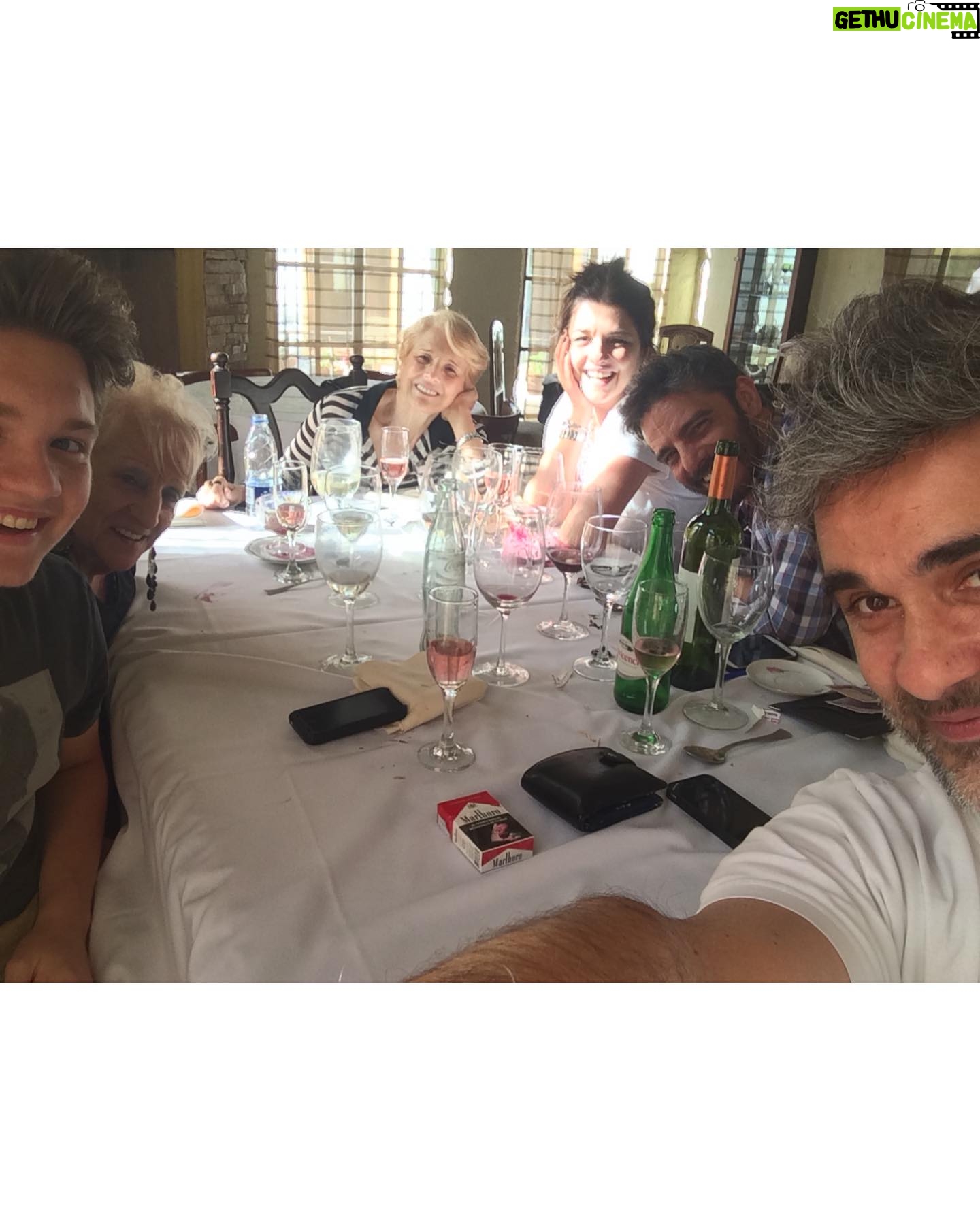 Araceli González - 14.6K Likes - Ser mamá! En todos los focos que lo mires es anidar sin límite! Anidamos en nuestro vientre y ese mismo estado es siempre! Envuelve toda entrega amorosa . Gracias mamá por tu fortaleza y amor en cada detalle que compartí com vos! Extrañarte es de lo más doloroso pero recordarte es la mayor alegría!
Mi mamá , mis hijos, chiqui, mis abuelas aportaron y construyeron mi vida!
El nido, la certeza de tener red en los abrazos y escuchas! O simplemente las palabras que envuelven los silencios! Respeto, contención! Caminos infinitos que nada lo corta! Mi nido mamá! El nido de mis hijos! Eterno .
Sabemos que a diario agradecemos tenerlas cercas y estar cerca pero hoy se decreta un día tan especial como es. SER MAMÁ y todo lo que eso abarca!
Mamas del corazón, mamas construyendo vidas! Que siempre acompañe la lucidez y la entrega a quienes ocupan el rol de anidar! Eso es ser mamá ❤️
