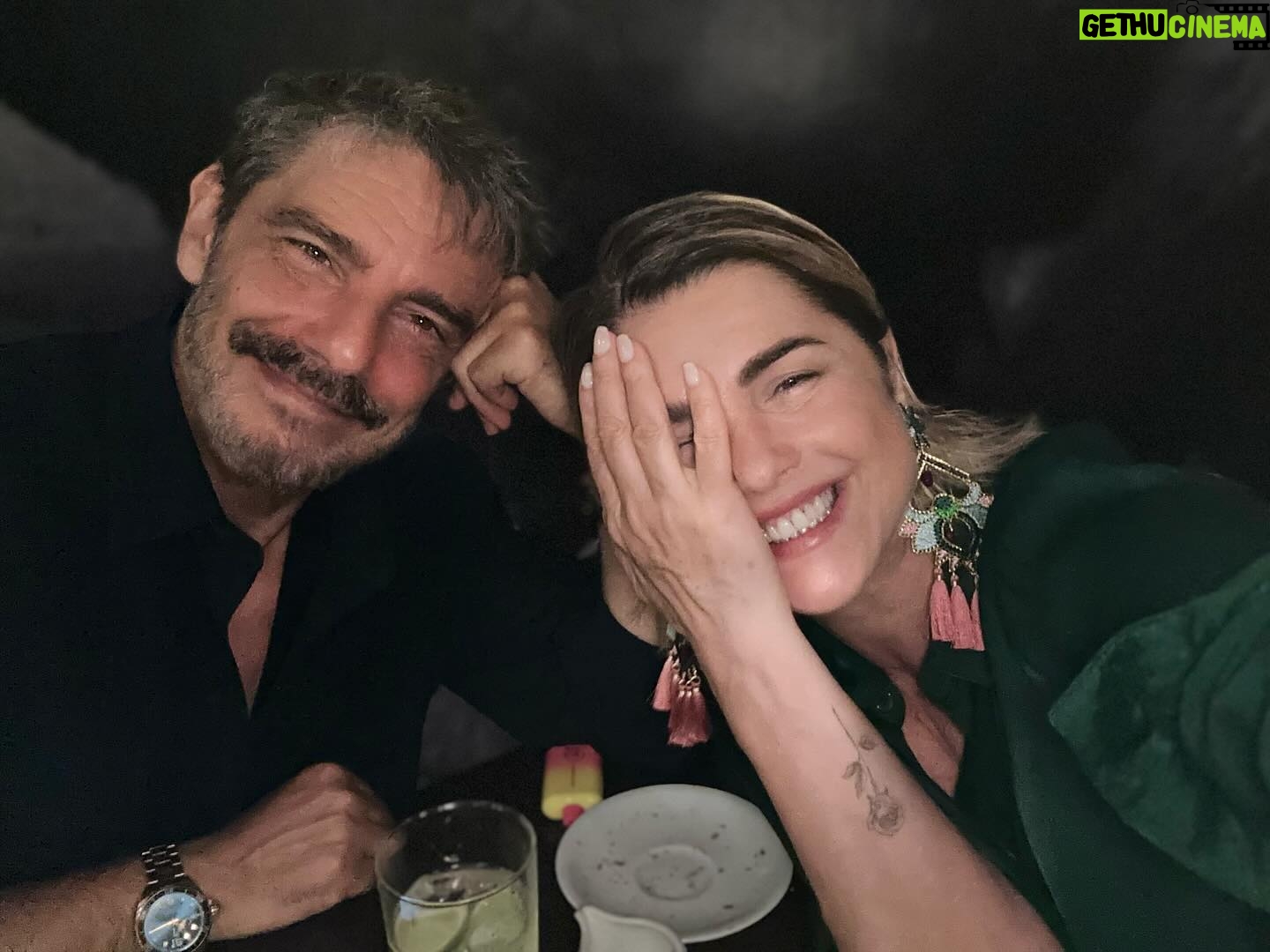Araceli González Instagram - Falta poco para 10 años de casados! Bombon! Te disfruto tanto! Gracias por calmar mi alma! Proyectar y trabajar en nuestro sueño ! @g.aracosmetics @araceliweb Te cuento algo! Solo se necesita verdad para respirar! Leíste !!!! 🙄 esa es la verdadera Paz! Desde ahí todo se puede ! 🌸 Restaurante Sal. @paradisusbymelia_esp #paradisuslaperla @fabianmazzeiok ❤️