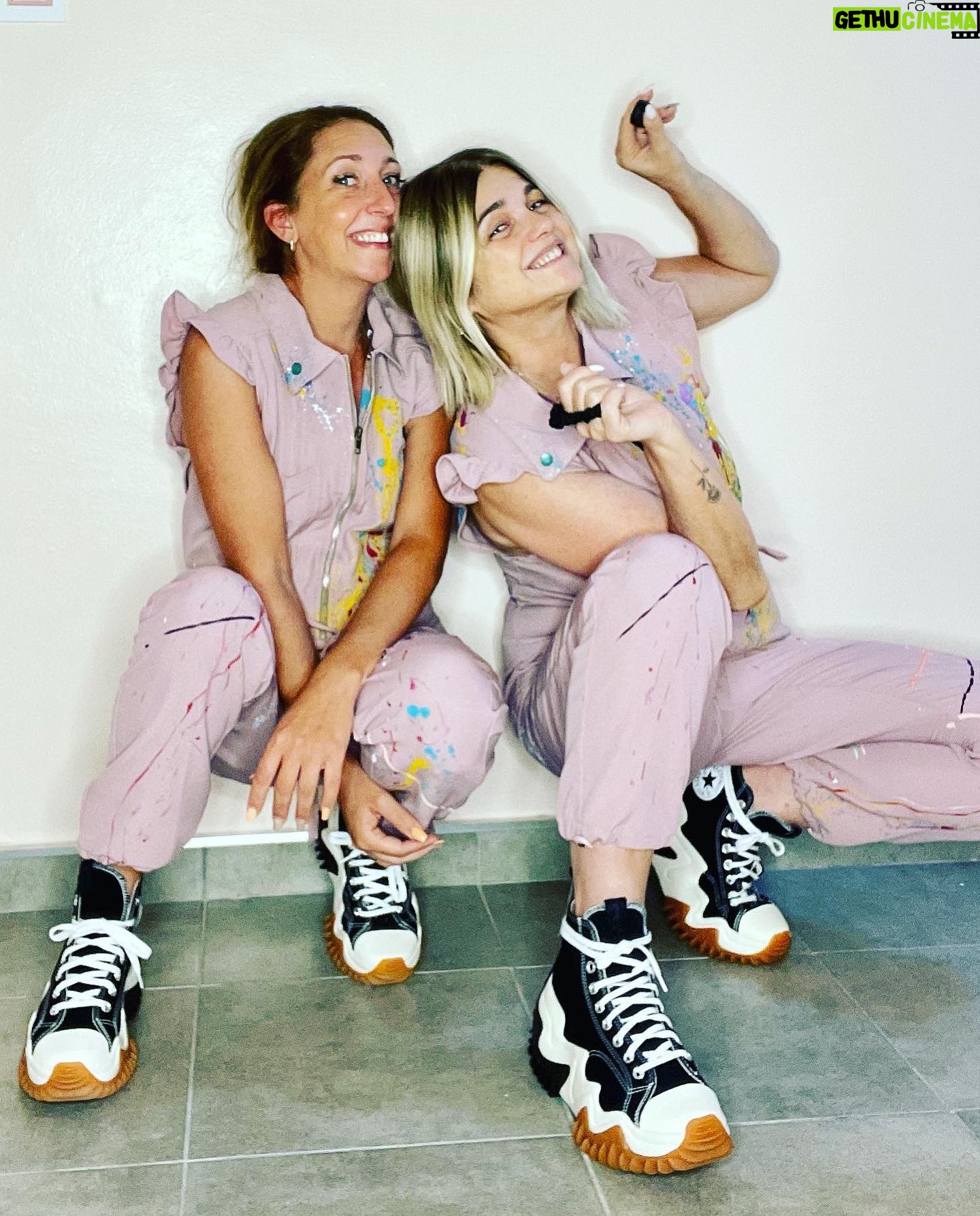 Araceli González Instagram - Cuando hablamos de Nany ! Hablamos de mi hermana. Anécdotas miles! Cuidarla y cagarla a pedos aun hoy! Mil veces! La hermana menor! Confidente poco porque teme mis devoluciones 😂😂😂😂 Pero obvio a mi lado al infinito y mas allá! Interminable lazo de vida! Cuando empecé a trabajar más allá que amo regalar! Todo era para Ella pensando en Ella! Compartimos cama de niñas: cuentos y charlas Recordamos la palette turquesa? Osos y placares que según ella , con dos años tenían placardsitos! 🙄😂. Vida, amor, cuidado, protección y lo más importante Familia. Te amooooo Hermana hermosa, deseo que logres todo en la vida! Que seas feliz ! 🌸 Nuestras mujeres luchan, trabajan, crian y se hacen respetar! Pero no de ahora de siempre ❤️ Te amo! Feliz cumple! 🎈 @natalia_monteferrario_casting PH: showroom @araceliweb @g.aracosmetics