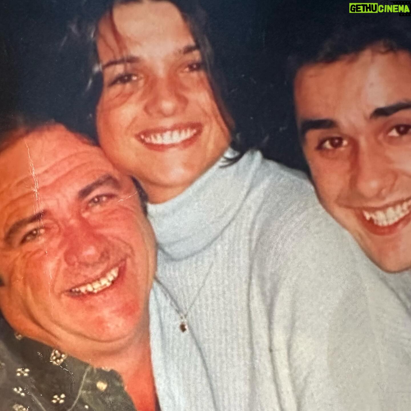 Araceli González - 48.4K Likes - El es mi Papá! Falleció hace 7 días exactamente hoy. ❤️. Ernesto Gonzalez, Enero fue un mes voraz. Todo fue muy rápido y doloroso. Muchas veces nos cuesta aceptar y no podemos expresar. Es la primera vez que me sentí muda, y adormecida. Siempre fui de accionar y liberar. Pero en momentos de mi vida los dolores que atraviesan sin red, atropellan. Agradezco a mi hermano que pudimos encontrarnos para abordarlo hasta el último día! Peleo con esa enfermedad que si la cura está libérenla porque destruye y nos ata! 🙏🏻
Yo quiero solo decir que no importa como se entrega uno en la vida lo más importante es como uno recibe y puede transformar las pequeñas cosas en grandes cosas, los pocos y pequeños recuerdos en obras maestra! Yo te extrañé toda la vida! Te busqué cuánto podía! Hasta de grande la niña quería de vos! Papá me quedó con lo mejor! Con tus silencios, tus ojos mojados, tus expresiones que dejaban entrever que algo quería decir. No todos podemos expresar cada sentimiento pero si sentía tus ganas de hacerlo! ❤️. El contador de chistes, el bombón de la familia, el locutor de radio, el amante del tango! Quisiste recuperar el tren en Patricio lugar donde naciste. Defensor de su pueblo! Alma libre! Ibas en busca de tus propios sueños ❤️. Vola alto! No hay nada que quedó pendiente, yo siempre amé estar a upa, de tu mano o solo mirándote! Me quedo con lo mejor de vos ! Me quedo con los recuerdos, el olor a nafta, los fierros, las carreras, el autódromo , el sonido de la radio y esos ojos que no podían ser más hermosos. Celeste cielo! Siempre quise tenerlos! 🤩Perdón!!! hay algo que quedó pendiente que me enseñaras a bailar el tango! En la próxima lo hacemos! Quedamos así?! Te amo! Papá!