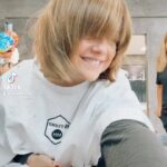 Araceli González Instagram - Me preguntaron en el anterior post, varias! 🙄 porque me tapo la cara! Siempre lo hice desde chica! Más que enojarme me llevaron al mejor de los recuerdos de mi niñez donde improvisaba peinados y siempre me tapaba la cara! Peinados divinos 🤩. A los 15 años me rape el cabello bien corto! 💃🏻💃🏻💃🏻💃🏻. Comentario de la calle : que lindo varoncito! 😂 A ver quién recuerda ! Obvio las de mi edad! 25 jajajajjajajaja Se acuerdan cuando pasaban a sacar fotos por la puerta de tu casa!? Los famosos murales? Que estábamos todos los niños que vivíamos ahí? Ok ese día mi mamá! Cómo la extraño! Me quería matar porque me peine de una forma que la cara no se veía! Solo yo me peinaba o mi abuelo Fito que era un crack para eso! ❤️ Si ! ella supo desde el día uno !!!!! que yo ya con mi cabello tenía personalidad! Y lo acepto! Jajajajaj! Fue siempre lo que me identificó en años y seguirá! Imagínate que ya es parte de casi toda mi vida! Vos me lo vas a criticar? 😂😂😂😂😂😂😂😂😂😂😂😂😂😂😂😂😂 se las quiere! Buen finde ! 😜