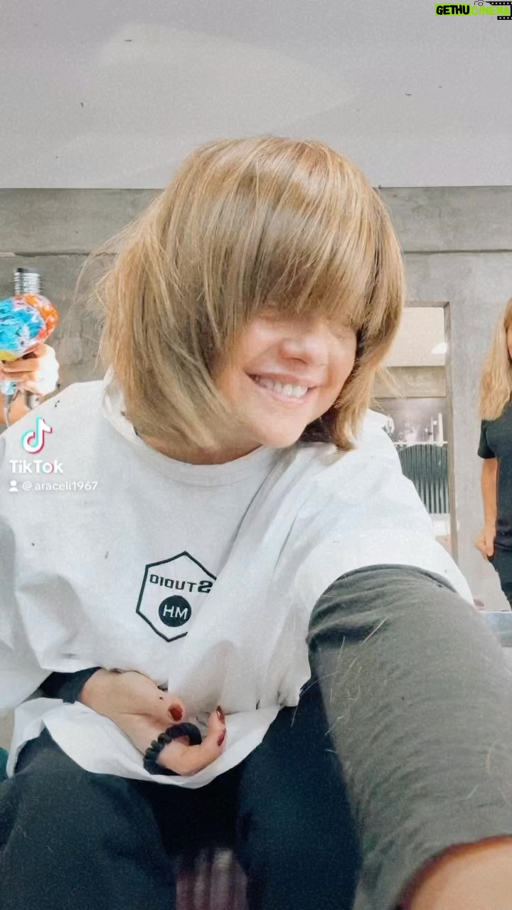 Araceli González Instagram - Me preguntaron en el anterior post, varias! 🙄 porque me tapo la cara! Siempre lo hice desde chica! Más que enojarme me llevaron al mejor de los recuerdos de mi niñez donde improvisaba peinados y siempre me tapaba la cara! Peinados divinos 🤩. A los 15 años me rape el cabello bien corto! 💃🏻💃🏻💃🏻💃🏻. Comentario de la calle : que lindo varoncito! 😂 A ver quién recuerda ! Obvio las de mi edad! 25 jajajajjajajaja Se acuerdan cuando pasaban a sacar fotos por la puerta de tu casa!? Los famosos murales? Que estábamos todos los niños que vivíamos ahí? Ok ese día mi mamá! Cómo la extraño! Me quería matar porque me peine de una forma que la cara no se veía! Solo yo me peinaba o mi abuelo Fito que era un crack para eso! ❤️ Si ! ella supo desde el día uno !!!!! que yo ya con mi cabello tenía personalidad! Y lo acepto! Jajajajaj! Fue siempre lo que me identificó en años y seguirá! Imagínate que ya es parte de casi toda mi vida! Vos me lo vas a criticar? 😂😂😂😂😂😂😂😂😂😂😂😂😂😂😂😂😂 se las quiere! Buen finde ! 😜