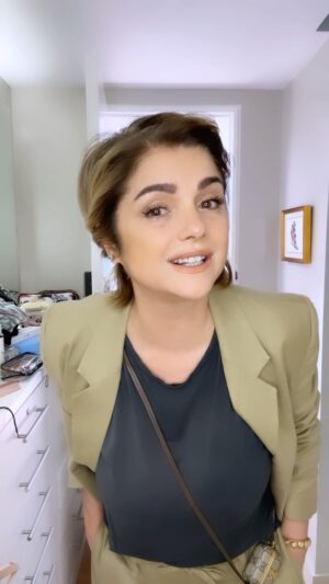 Araceli González Instagram - Hola! Ayer estuve probando mi vestido  para un evento lindo!  #comingsoon Pero ame este conjunto que realmente me hace sentir cómodo para la diaria! Y siempre estar arreglada. 🤩 elegante ! Pocos accesorios 🌸 Me encanta 🥰 

Makeup @g.aracosmetics @araceliweb 

Labial velvet semi mate color arena , mas bello no puede ser! Dentro de los nudes de mi línea Naked : Sand. Con ácido Hialuronico. Vitamina E y protección UV contra Los rayos ultravioletas del sol 🌞. 
Todos mis productos son skin. Amo que además de embellecerte te cuide la piel. 😜. 
Utilice mis Custom: correctores para hacer tu base a tu medida . Con ácido Hialuronico 

Mi máscara de pestañas Stars: black night ( negra) waterproof, intransferible, hipoalergénica. 

Todo es cruelty free, sin parabenos , apto vegano 🐰🌱

Deja un hermoso comentario 😂😂😂😂! Seguinos en @araceliweb