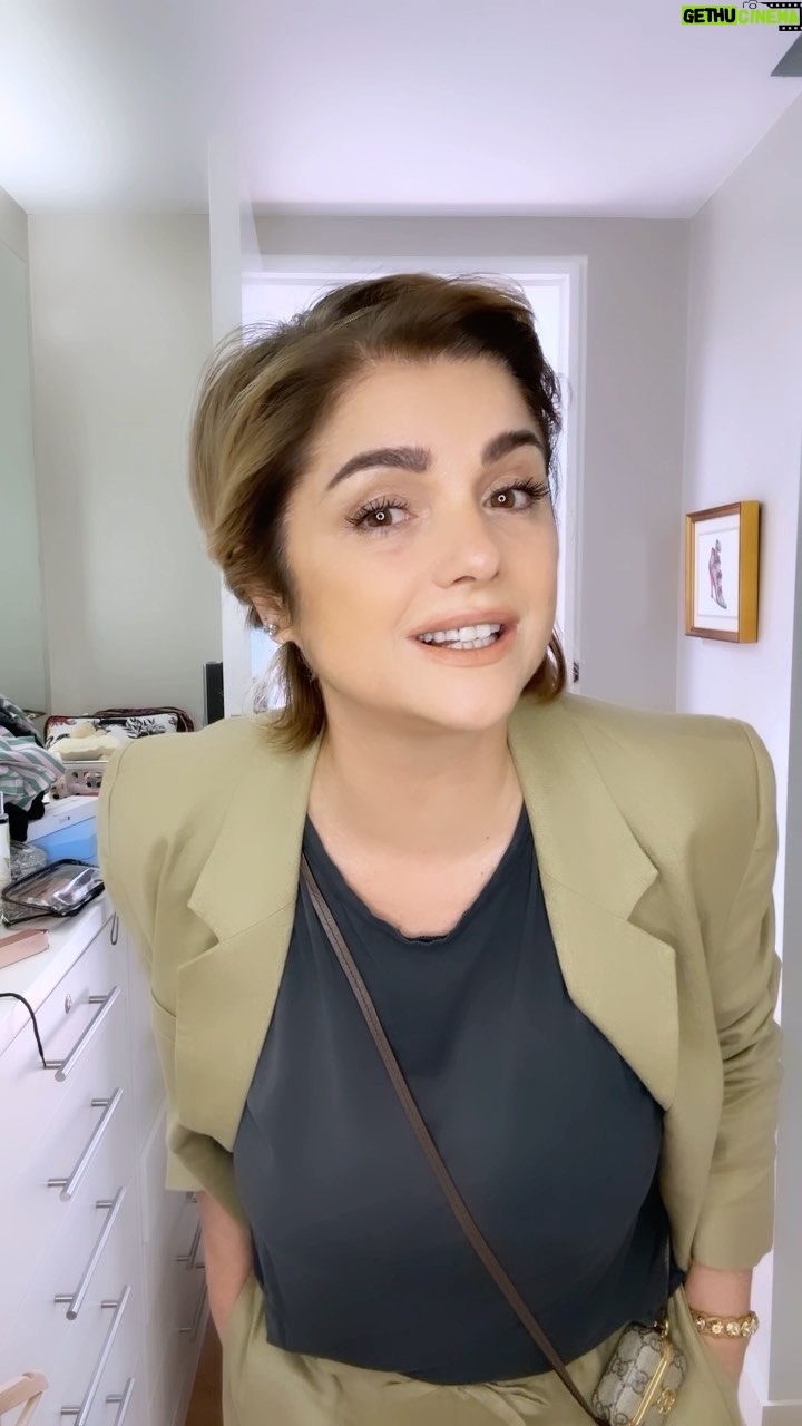 Araceli González - 12.5K Likes - Hola! Ayer estuve probando mi vestido para un evento lindo! #comingsoon Pero ame este conjunto que realmente me hace sentir cómodo para la diaria! Y siempre estar arreglada. 🤩 elegante ! Pocos accesorios 🌸 Me encanta 🥰
Makeup @g.aracosmetics @araceliweb
Labial velvet semi mate color arena , mas bello no puede ser! Dentro de los nudes de mi línea Naked : Sand. Con ácido Hialuronico. Vitamina E y protección UV contra Los rayos ultravioletas del sol 🌞.
Todos mis productos son skin. Amo que además de embellecerte te cuide la piel. 😜.
Utilice mis Custom: correctores para hacer tu base a tu medida . Con ácido Hialuronico
Mi máscara de pestañas Stars: black night ( negra) waterproof, intransferible, hipoalergénica.
Todo es cruelty free, sin parabenos , apto vegano 🐰🌱
Deja un hermoso comentario 😂😂😂😂! Seguinos en @araceliweb