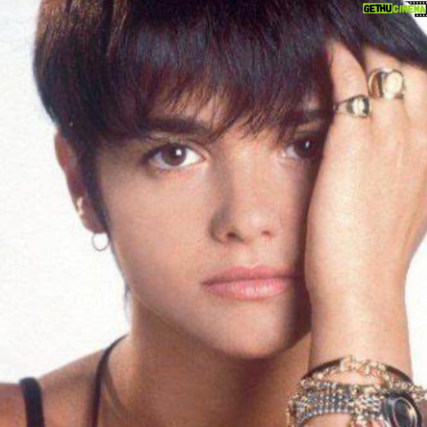 Araceli González - 14.6K Likes - Y un día comenzó todo! Empecé con la inocencia y los sueños por cumplir! Habiendo decretado para mi vida que quería! Fue arrollador todo lo que sucedió!
El proceso fue maravilloso e increíble dándome la sensación de libertad que necesitamos para crecer y abordarnos! Te preguntarás fue con un corte de pelo? Así es! Más allá de la entrega infinita un corte marco el antes y después . Era la chica de… la chica de …. Hasta que fue mi nombre apellido y una hija de 2 años. Todos los recuerdos almacenados y cada día personas recuerdan quién soy! Gracias por enviarme estas fotos y gracias por tanto amor! ❤️
