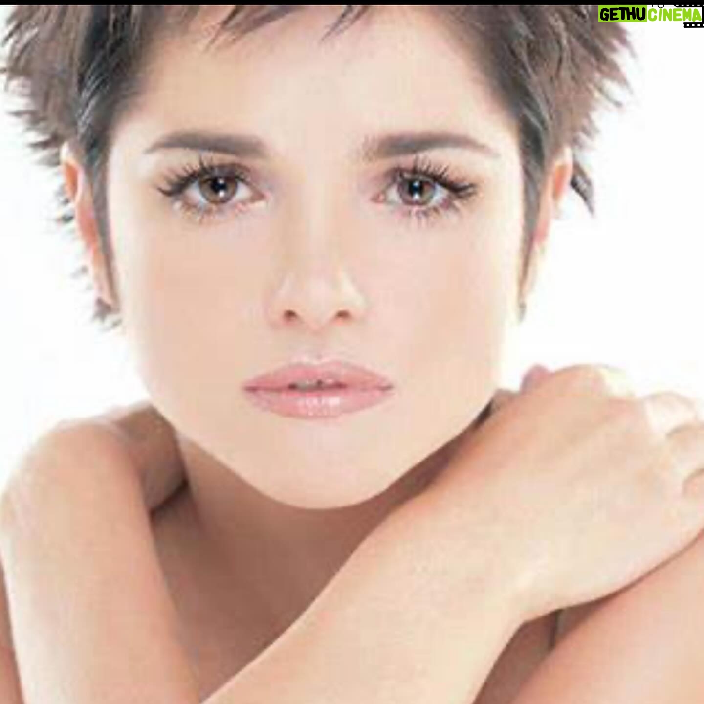 Araceli González - 14.6K Likes - Y un día comenzó todo! Empecé con la inocencia y los sueños por cumplir! Habiendo decretado para mi vida que quería! Fue arrollador todo lo que sucedió!
El proceso fue maravilloso e increíble dándome la sensación de libertad que necesitamos para crecer y abordarnos! Te preguntarás fue con un corte de pelo? Así es! Más allá de la entrega infinita un corte marco el antes y después . Era la chica de… la chica de …. Hasta que fue mi nombre apellido y una hija de 2 años. Todos los recuerdos almacenados y cada día personas recuerdan quién soy! Gracias por enviarme estas fotos y gracias por tanto amor! ❤️