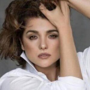 Araceli González Instagram - Y un día comenzó todo! Empecé con la inocencia y los sueños por cumplir! Habiendo decretado para mi vida que quería! Fue arrollador todo lo que sucedió! 
El proceso fue maravilloso e increíble dándome la sensación de libertad que necesitamos para crecer y abordarnos! Te preguntarás fue con un corte de pelo? Así es! Más allá de la entrega infinita un corte marco el antes y después . Era la chica de… la chica de …. Hasta que fue mi nombre apellido y una hija de 2 años. Todos los recuerdos almacenados y cada día personas recuerdan quién soy! Gracias por enviarme estas fotos y gracias por tanto amor! ❤️