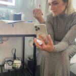 Araceli González Instagram – Cuando Fabi te sorprende en pleno makeup! 

Labial Sand! Velvet. Semi mate . 
MI PREFERIDO 👄🤩

Tono perfecto para un makeup monocromático. Amo los colores tierra. Nudes. De mi línea naked by g.ara 

Con ácido Hialuronico, vitamina E, protección UV, Hidrata y humecta tus labios 👄. 

Las ceras  naturales aportan el suave y fácil deslizamiento. Es de textura aterciopelada, súper confortable y no reseca los labios. Su alta cobertura y durabilidad lo posicionan como un labial “ LONG LASTING”. Larga duración.  Tiene efecto rellenador , minimiza arrugas 👄
@g.aracosmetics by @araceligonzalez67 
Encontra todos nuestros tonos en araceliweb.com 

Showroom: Delgado 1324, Belgrano 
Cerramos del 9/01 al 15/01 . Te esperamos hoy y mañana sino a la vuelta es un placer recibirte . Ara 🤩👋

#gara #garacosmetics #garaskincare #araceliweb #araceligonzalez #araceli #labiales #lipstick #labial #longlasting #proteccionuv #acidohialurônico #vitaminae #semimate #velvet #tiendaonline