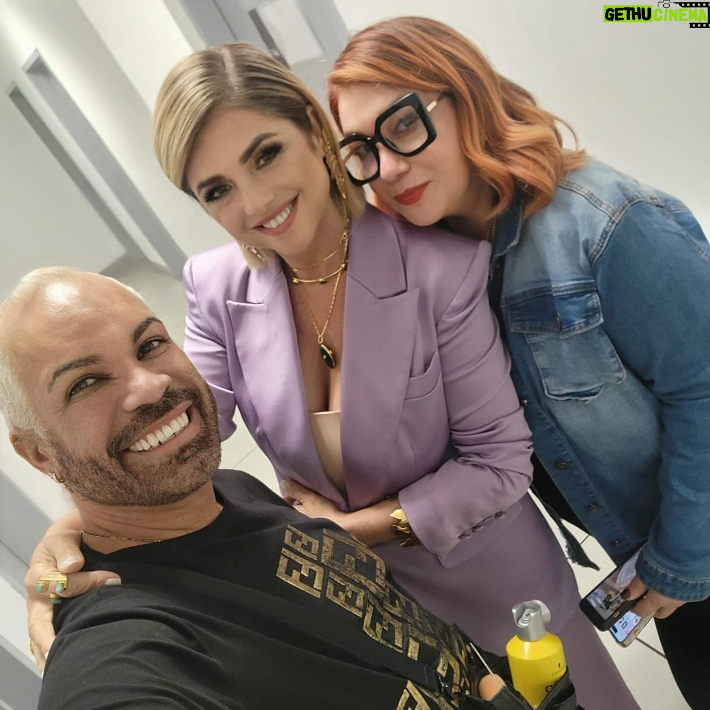 Araceli González Instagram - Ayer en @holatv . Maravilloso lugar, hermosa energía. Gracias Maia por el recibimiento. Gracias @natashacheijtv por la calidez. Hair&Makeup @lolaestermakeuphair @cubamboystylist . Los amoooo Style @tvtrendy quién sabe cómo hacerlo de años. Eligiendo de nuestros diseñadores lo mejor para mi! Te quiero ❤️ @menage_a_trois_boutique @cartagenabysf Labial velvet con ácido Hialuronico: Sand. @g.aracosmetics @araceliweb Miami , 2023