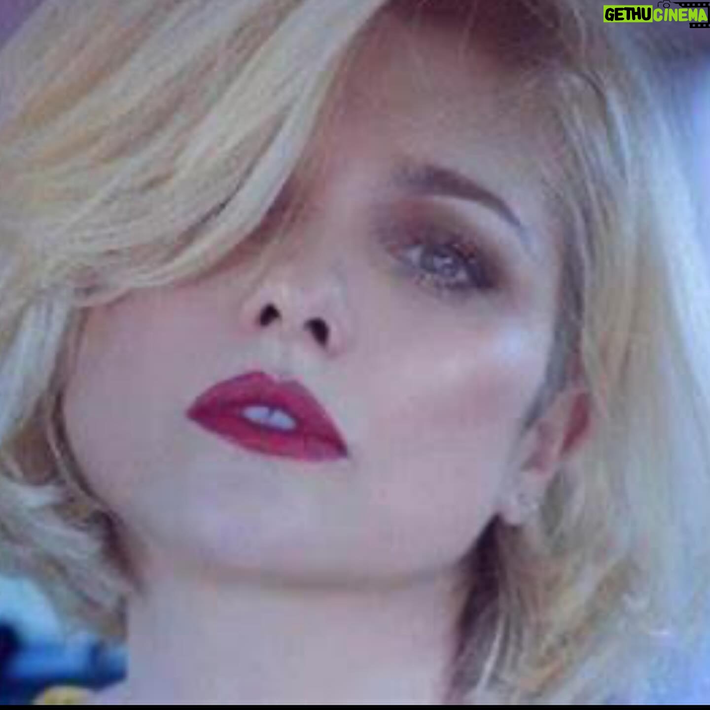 Araceli González - 14.6K Likes - Y un día comenzó todo! Empecé con la inocencia y los sueños por cumplir! Habiendo decretado para mi vida que quería! Fue arrollador todo lo que sucedió!
El proceso fue maravilloso e increíble dándome la sensación de libertad que necesitamos para crecer y abordarnos! Te preguntarás fue con un corte de pelo? Así es! Más allá de la entrega infinita un corte marco el antes y después . Era la chica de… la chica de …. Hasta que fue mi nombre apellido y una hija de 2 años. Todos los recuerdos almacenados y cada día personas recuerdan quién soy! Gracias por enviarme estas fotos y gracias por tanto amor! ❤️