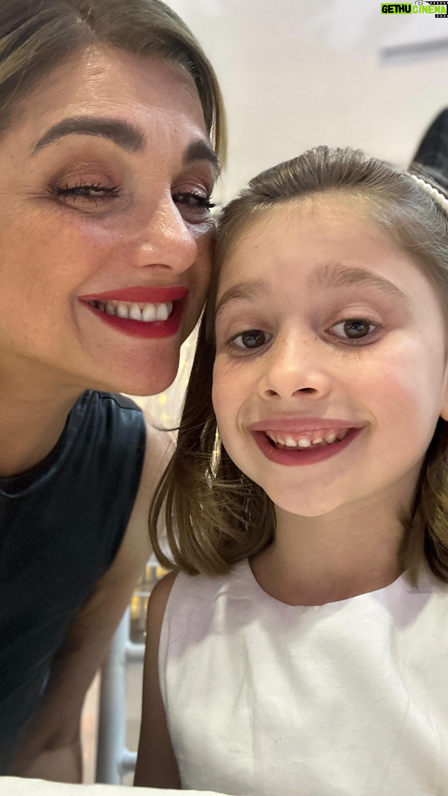 Araceli González - 19.1K Likes - Nosotras compartimos pasiones 😂😂😂😂. Roma ❤️. Mas González que nunca 🤩💃🏻😂. Te amo!