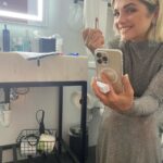 Araceli González Instagram – Cuando Fabi te sorprende en pleno makeup! 

Labial Sand! Velvet. Semi mate . 
MI PREFERIDO 👄🤩

Tono perfecto para un makeup monocromático. Amo los colores tierra. Nudes. De mi línea naked by g.ara 

Con ácido Hialuronico, vitamina E, protección UV, Hidrata y humecta tus labios 👄. 

Las ceras  naturales aportan el suave y fácil deslizamiento. Es de textura aterciopelada, súper confortable y no reseca los labios. Su alta cobertura y durabilidad lo posicionan como un labial “ LONG LASTING”. Larga duración.  Tiene efecto rellenador , minimiza arrugas 👄
@g.aracosmetics by @araceligonzalez67 
Encontra todos nuestros tonos en araceliweb.com 

Showroom: Delgado 1324, Belgrano 
Cerramos del 9/01 al 15/01 . Te esperamos hoy y mañana sino a la vuelta es un placer recibirte . Ara 🤩👋

#gara #garacosmetics #garaskincare #araceliweb #araceligonzalez #araceli #labiales #lipstick #labial #longlasting #proteccionuv #acidohialurônico #vitaminae #semimate #velvet #tiendaonline
