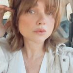 Araceli González Instagram – Volviendo de la pelu! Hoy sin auto! Me llevan . Corte nuevo! Peinado nuevo. Pero siempre mi sparkly gloss . Clear! De @g.aracosmetics  @araceliweb 
🤩👋