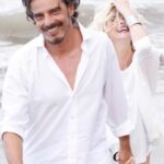 Araceli González Instagram – En Diciembre cumplimos 10 años de casados y 16 años juntos! 
Gracias 🤩 

La libertad se siente amando! 
Construimos a diario lo que deseamos para nuestra vida! 
Somos un equipo para abordar cada detalle. Somos un equipo para despertar en cada desafío! Somos un equipo en advertir y recordar quién es cada uno y que construyó a lo largo de la vida! Somos un equipo escuchándonos! Somos un equipo respetándonos! Somos nuestro propio búnker que cuida su calidad de vida dejando entrar solo quienes vienen con bondad y amorosidad! Somos menos pero saludables! 
El ruido, la apariencia, el pertenecer, la obligación. Dejo de ser un fantasma acosador ! Y es liberador 

Desde que nos encontramos solo el abrazo fue nuestra red! 

Hoy nos focalizamos en emprender, generar, proyectar, cuidar nuestra vida y nuestro trabajo! 

G.ara nuestra marca . Es el ejemplo de la libertad generar , proteger tus proyectos , sueños 🤩

Nadie decide que hacer con tu trabajo vos decidís que hacer con el! Nosotros decidimos elegir la libertad de acción en todos los órdenes. El miedo solo te encierra, te toma la cabeza y no te deja pensar! Somos libres y eso se siente en el alma mientras no lo sientas no estarías en el lugar correcto! 
Libertad para amar
Libertad para trabajar
Libertad para elegir con quien compartir
Libertad para decidir
Libertad para reír 
Libertad para opinar
Libertad 

Solo se consigue en el verdadero amor! En la verdad! En el respeto y en defender la dignidad de cada uno! 

Buen domingo! 🌸