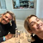 Araceli González Instagram - Este fin de semana se trabaja para @g.aracosmetics by @araceliweb ! Nuestro proyecto! Paramos para almorzar y merendar 🥹. Pero felices @fabianmazzeiok Proyecto de amor ❤️ Araceliweb.com