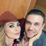 Aracely Arámbula Instagram – FELIZ CUMPLEAÑOS 🎂🎊🎈🍾🫶✨ a mi hermano y compañero de vida ✨🙏✨ mi mayor deseo es que este día sea un día Alegre lleno de sonrisas y recuerdes con todo el AMOR 🫶 TODO  lo hermoso y maravilloso que nos han dado nuestros viejitos AMADOS ✨🙏✨ y como ellos quieren que sigamos llenándonos de risas y carcajadas como solo tu sabes hacernos reír 😅✌️😂😅 ahora nos toca seguir sonriendo y apreciando lo mejor de la Vida por nuestros chicos que amamos tanto!!! Gracias por ser el mejor compañero para mí y para Isela el mejor hermano, hijo papa y guía para mis hijos y el mejor Dr que tiene ? ✨😅✌️🎂🎊🍾😘 como decía nuestra Coco amada ✨🫶✨🎂🎊 COMO VES LEONARDO ?… SIEMPRE BIEN Y COMO QUERÍA ELLA ✨🫶✨🎂🎊 sin llorar ✨ ay te escribo y lloro 🥲pero prometo ayudar al corazón a que esto en lugar  de tristeza siempre sea un gran AGRADECIMIENTO POR TANTO ✨🙏✨🫶 y hoy es un día más que especial GRACIAS POR EXISTIR TE QUIERO MUCHO !!!!!! ✨🙏✨🫶✨✨✨ siempre de la mano de DIOS 🙏✨✨✨TE AMAMOS !!!!! @drleoarambulaoficial