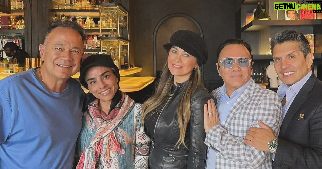 Aracely Arámbula Instagram - Como cuesta entender la inevitable partida y aún mas con una gran persona tan querida que tenía mucho camino que recorrer todavía, increíble saberlo parece mentira y me parece que fue ayer, finales de enero cuando pudimos abrazarnos y planear el hacer proyecto de nuevo juntos ✨🥲✨desde 2021 te lo debía mi Nic 🥲 🥲🥲 me acompañaste en mi duelo momentos muy importantes 🙏✨🥲✨duele el corazón saber que personas tan especiales que nos han dado tanto tengan que adelantarse ✨🥲✨duele mucho … hasta siempre mi muy querido Nic ✨🙏✨ INFINITA LUZ EN TU VIDA ETERNA ✨✨✨✨✨✨✨