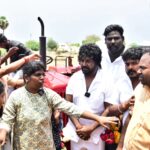 Aranthangi Nisha Instagram - என் சொந்த மண்ணான அறந்தாங்கியில் அமைந்துள்ள கல்லனேந்தல் மற்றும் அதன் சுற்றியுள்ள பகுதியில் ஐந்து ஊர் பொது மக்களுக்கும் பயன்படுத்தும் விதமாக விவசாயிகளின் நம்பிக்கையாக கருதப்படும் டிராக்டர்(tractor)- யை எனது ஏற்பாட்டில், அன்பு அண்ணன் திரு. ராகவா லாரன்ஸ் அவர்கள் சிறப்பு விருந்தினராக கலந்தகொள்ள மக்களின் பயன்பாட்டிற்கு வழங்கினோம்.! மேலும் எங்களுக்கு அன்பும் ஆதரவும் தந்த கல்லனேந்தல், அறந்தாங்கி பகுதி மக்களுக்கும் என்னோடு உடன் நின்ற என் உயிர் நன்பர்கள்களுக்கும் எனது நன்றிகளை தெரிவித்துக் கொள்கிறேன்.! எங்களுடைய பணி தொடர்ந்து நடைபெற வாழ்த்து கூறிய அத்தனை பேருக்கும் நன்றி, எளிமையோடு பழகி என்னை தங்கையாகவே பாவித்த அண்ணன் லாரன்ஸ் அவர்களுக்கு நன்றி....