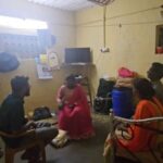 Aranthangi Nisha Instagram - வணக்கம் உறவுகளே இவர் பெயர் மகேந்திரன் சென்னைல இருக்காரு, இவர் ஒரு மாற்றுத்திறனாளி, இன்னைக்கு இருக்கக்கூடிய சூழல்ல தன்னுடைய குறைய பத்தி வருத்தப்படாமல் உழைப்ப மட்டும் நம்பி வாழ்கிறார், இவர் வயர் நாற்காலி செஞ்சு கொடுக்கிறாரு, நா இவரை சந்திச்சப்போ ரொம்ப பாசிட்டிவா பேசினாரு, அவர் தொடர்ந்து உழைக்கிறதுக்கு என்னால முடிஞ்ச விஷயங்களை நான் பண்ணினேன், இவருக்கு காசு பணம் தேவையில்லை இவர்களுடைய உழைப்பை மதிக்க தெரிஞ்சவங்க வேணும்னு ஆசைப்படுறாரு, அவர் ஒரு ட்ரம்ஸ் பிளேயர் டிரம்ஸ் உடைஞ்சு போச்சுமான்னு ரொம்ப வருத்தப்பட்டு சொன்னாரு, சீக்கிரமா அதையும் சரி பண்ணி அவருக்கு கொடுத்திடுவோம் ,உங்களுக்கு ஏதாவது வயர் நாற்காலி வேணும்னா இவர்கிட்ட நீங்க வாங்கிக்கோங்க, காசு கொடுத்து அவரை சோம்பேறி ஆக்காம வேலை கொடுத்து அவரை முதலாளி ஆக்குவோம்.... மகேந்திரன் 9790912320
