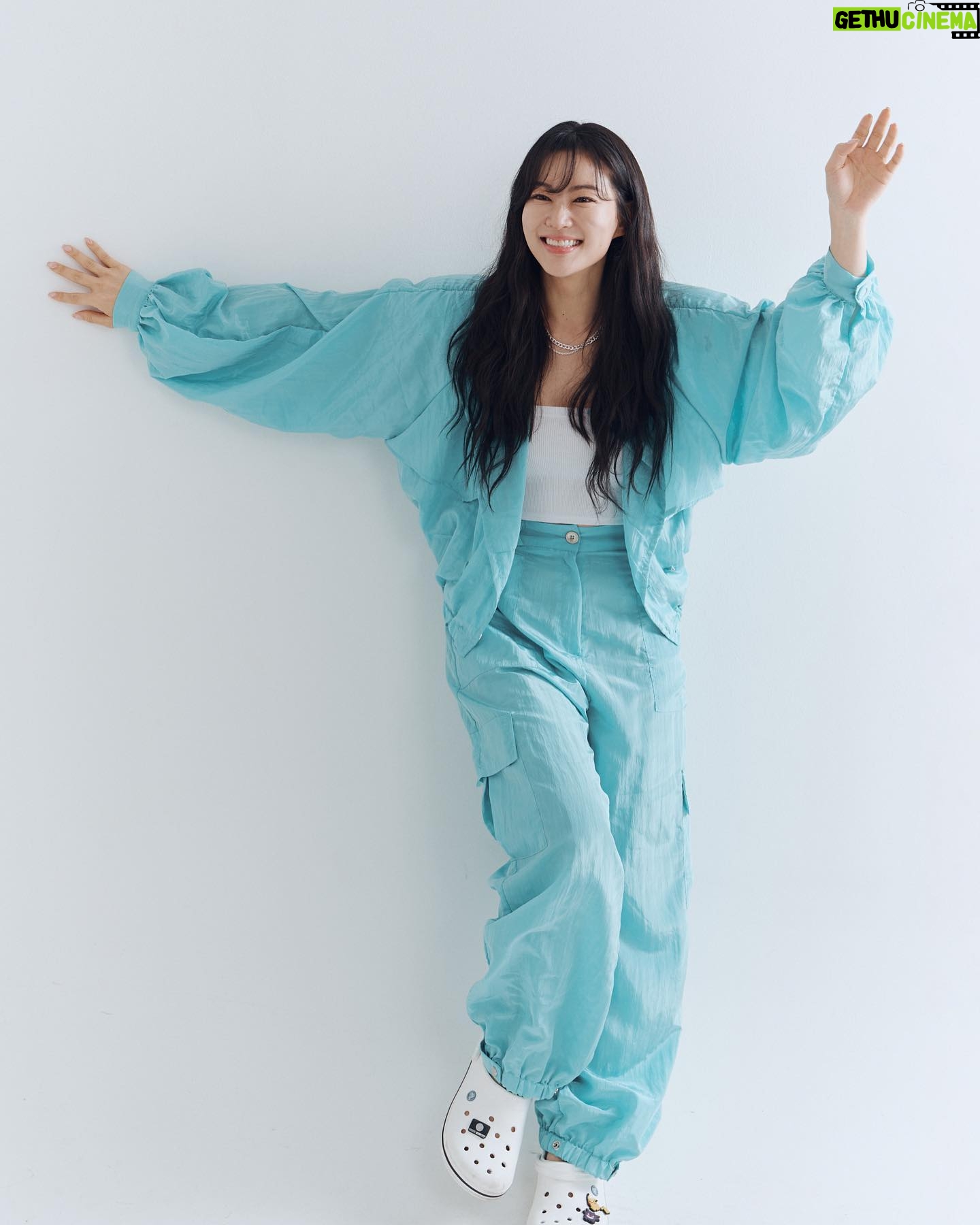 Arden Cho Instagram - Current mood.. 요즘 기분 🤗 Happy Saturday my loves! Photographer 조승현 @calm__lake Makeup 허재인 @makeup_jaein Hair 이호진 @h_oji_n Stylist 도레미 @doremi_90 
