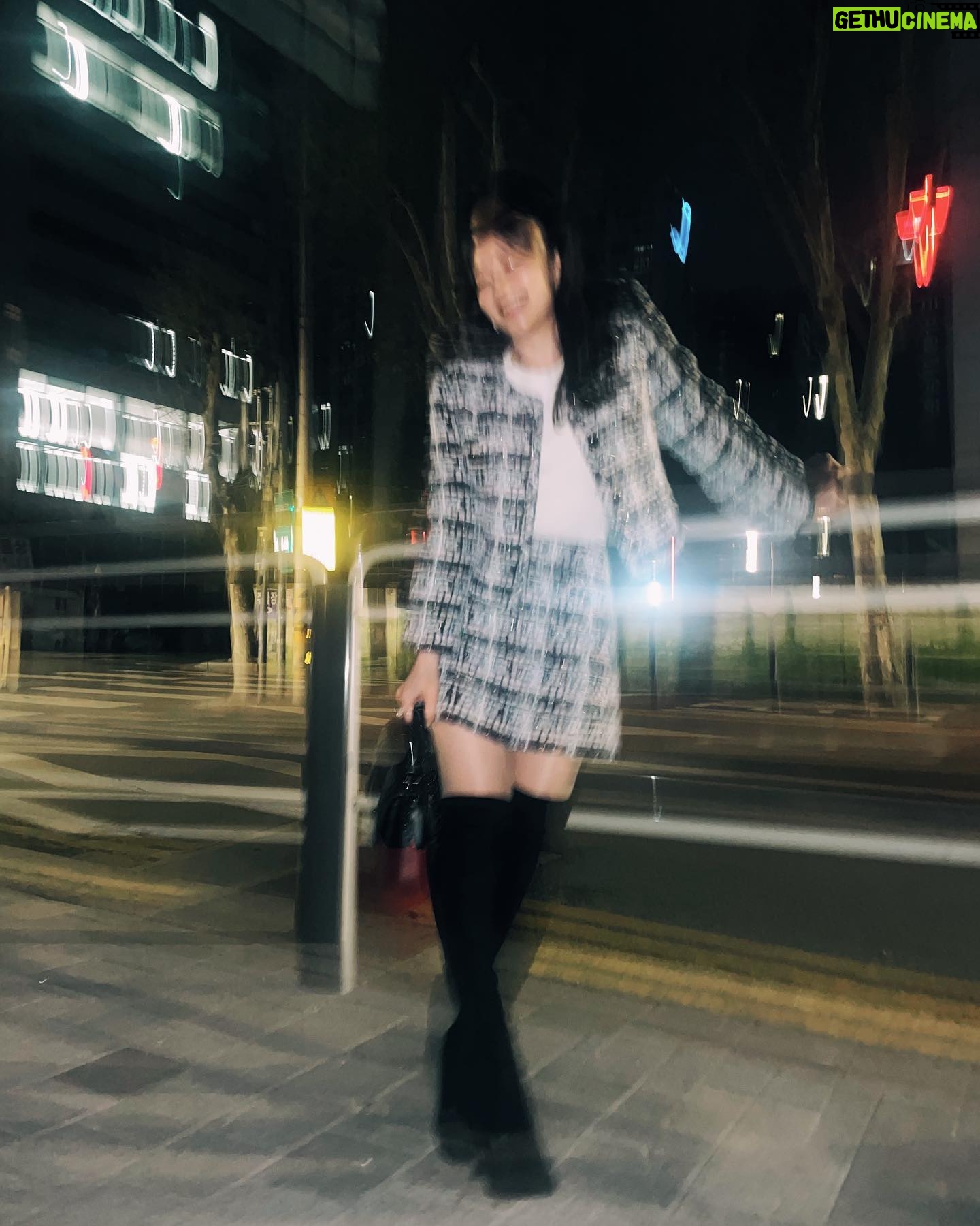 Arden Cho Instagram - 벌써 한 달이 지났네…너무 좋은 시간 보내고 있어서 사진도 못 찍었는데 last night @stefaniemichova snapped a few hehe ♥️🇰🇷 swipe to the end to see my fav…