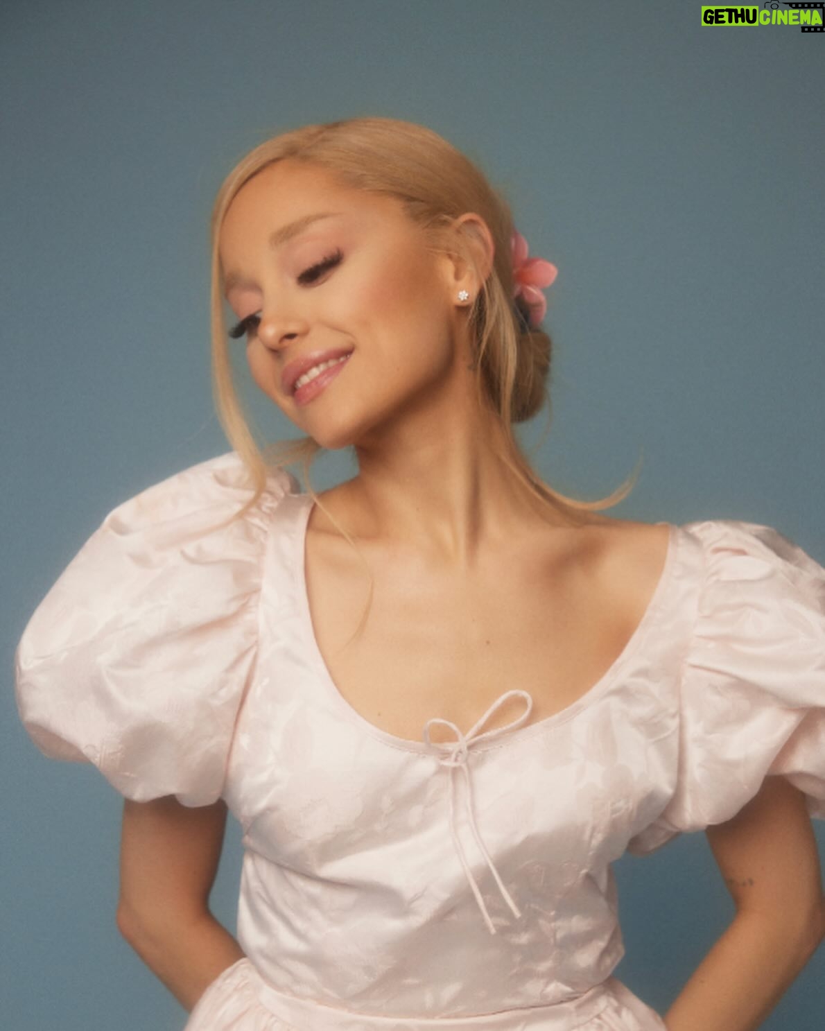 Ariana Grande Instagram - one month of eternal sunshine ๏ฝกหโ๐ i love you all so much i cannot wait for everything that is yet to come within this eternal sunshine cycle (that has only just begun & may it never end) i love you thank you