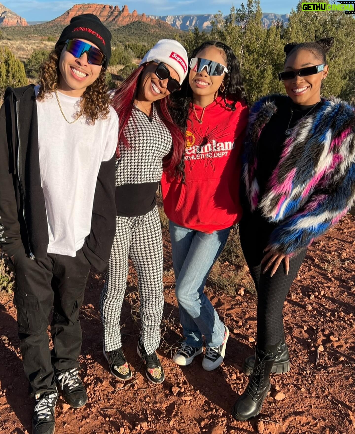 Ariane Nicole Andrew - 3 Likes - Since I like to rock the beat of my own drum, even though yesterday was Mother’s Day, wishing my mom a happy mommy’s day.
To my fire ass mom who always makes me laugh and inspires me to the fullest @tammy_aqua_hs. I love you to the moon and back!
Ps. Shout out to all the moms out there, dad’s who are moms, and people who no longer have their mom’s here on this earth. Remember that you are love and appreciated 🫶🏾