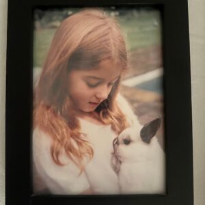 Arianna Huffington Instagram - So deeply grateful for all the incredibly kind and thoughtful messages I’ve received over the past week as I’ve been rehabbing my broken shoulder and fractured knee. During this time of recovery, I’ve been practicing my Microsteps and wanted to share some of the tips and wisdom I’ve gotten from so many of you.

I’ve fallen in love with healing foods like chicken feet soup, anti-inflammatory freshly grated ginger tea, turmeric shots, and fresh puréed soup from leafy greens, broccoli, cauliflower and spices (recipe thanks to @monavand). And of course, my favorite avgolemono (Greek chicken lemon soup).

I’ve played with different colors of Play-Doh (for muscle stimulation), applied CVS ice packs, tried new tech gadgets like Erchonia lasers, Celluma LED light therapy (thank you, @chefserenapoon!), Biomat and DJO OL1000 for bone growth stimulation, and used some tried and true basics like essential oils. 

I’ve been finding joy in smelling the fresh roses from my grandson, looking at favorite photos of my daughters and watching my personal @thrive Reset to breathe mindfully and remember all that I’m grateful for. Of course, I’m meditating and reading, reading, reading. Right now I’m in the middle of “Healing Spaces,” by @dresternberg (thank you, @brianlevin!).

And I’m building a whole new wardrobe fit for a broken shoulder — shirts from ReboundWear (thank you for the rec, @deanbaccarelli!), and capes and more capes.

Last but not least, I’ve been remembering to be patient with myself and enjoying the progress I’m making daily (even when it’s small or not even apparent!). And so I’m including here a quote that was sent to me by @drlaurenhodges that applies to life with or without a broken shoulder.