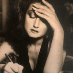 Arianna Huffington Instagram – Raining in New York today — perfect weather for sitting inside and taking two minutes to write down what you’re grateful for (one of my favorite @thrive Microsteps). Wonder what I was writing… #Throwback