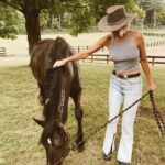 Arielle Kebbel Instagram - A walk on the wild side • #wildmustang #mustangs #mustangmama #wildhorses #rescue #stoptheroundups #wildatheart #mywholeheart #shesmyreminder #staywild #thankyou #skydogsanctuary