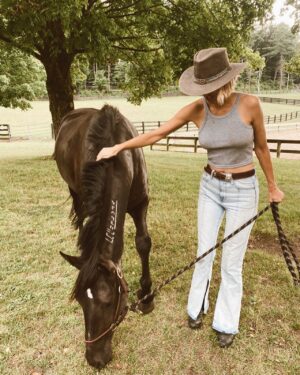 Arielle Kebbel Instagram - A walk on the wild side 

• 

#wildmustang #mustangs #mustangmama #wildhorses #rescue #stoptheroundups #wildatheart #mywholeheart #shesmyreminder #staywild #thankyou #skydogsanctuary