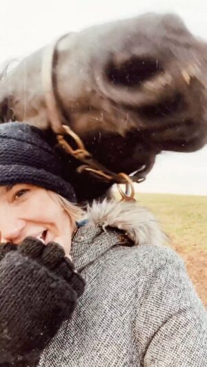 Arielle Kebbel Instagram - allow her to introduce herself ~ meet Snow White. she’s a young mustang rescued a night before slaughter. never in my wildest dreams did i think i would have a wild horse, but she has my whole heart and i can’t wait to share our journey with you all. thank you @skydogsanctuary and Ann Cunningham bad ass women doing bad ass things. happy love day to you all! #happyvalentinesday 
💜 🐴 ❤️