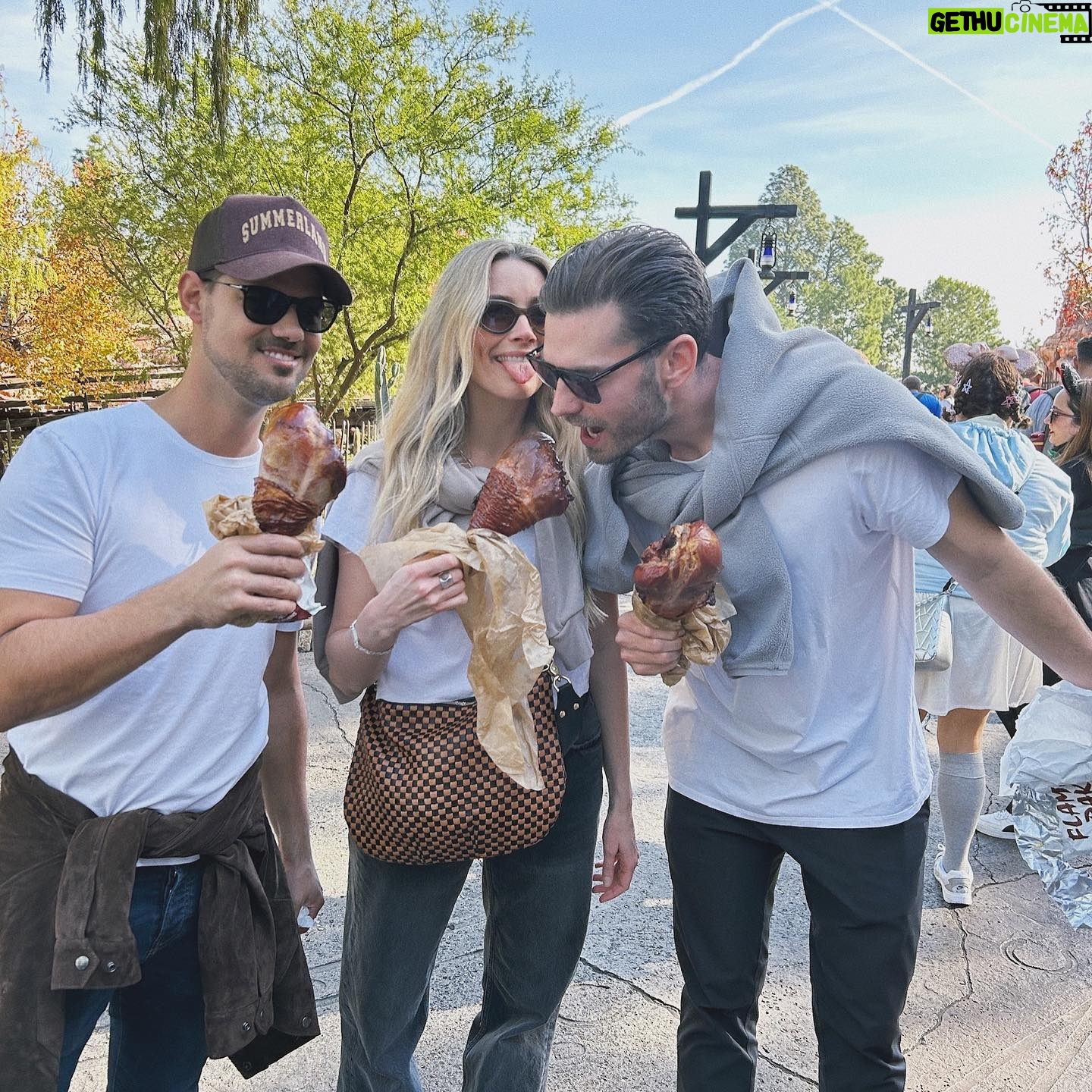 Arielle Vandenberg Instagram - Big ol’ Disney dump. 🪄