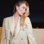 Arielle Vandenberg Instagram - 🫠 for a @stjohn suit.