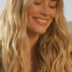 Arielle Vandenberg Instagram - 30% off all Rel lip balm is happening NOW! Time to stuff those stockings with during @relbeauty biggest sale of the year! 🌲🎁 Link in bio! 🎥: @jlovelis 🎶: @aunimusic Twinkling Lights (Reimagined)