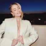 Arielle Vandenberg Instagram - 🫠 for a @stjohn suit.