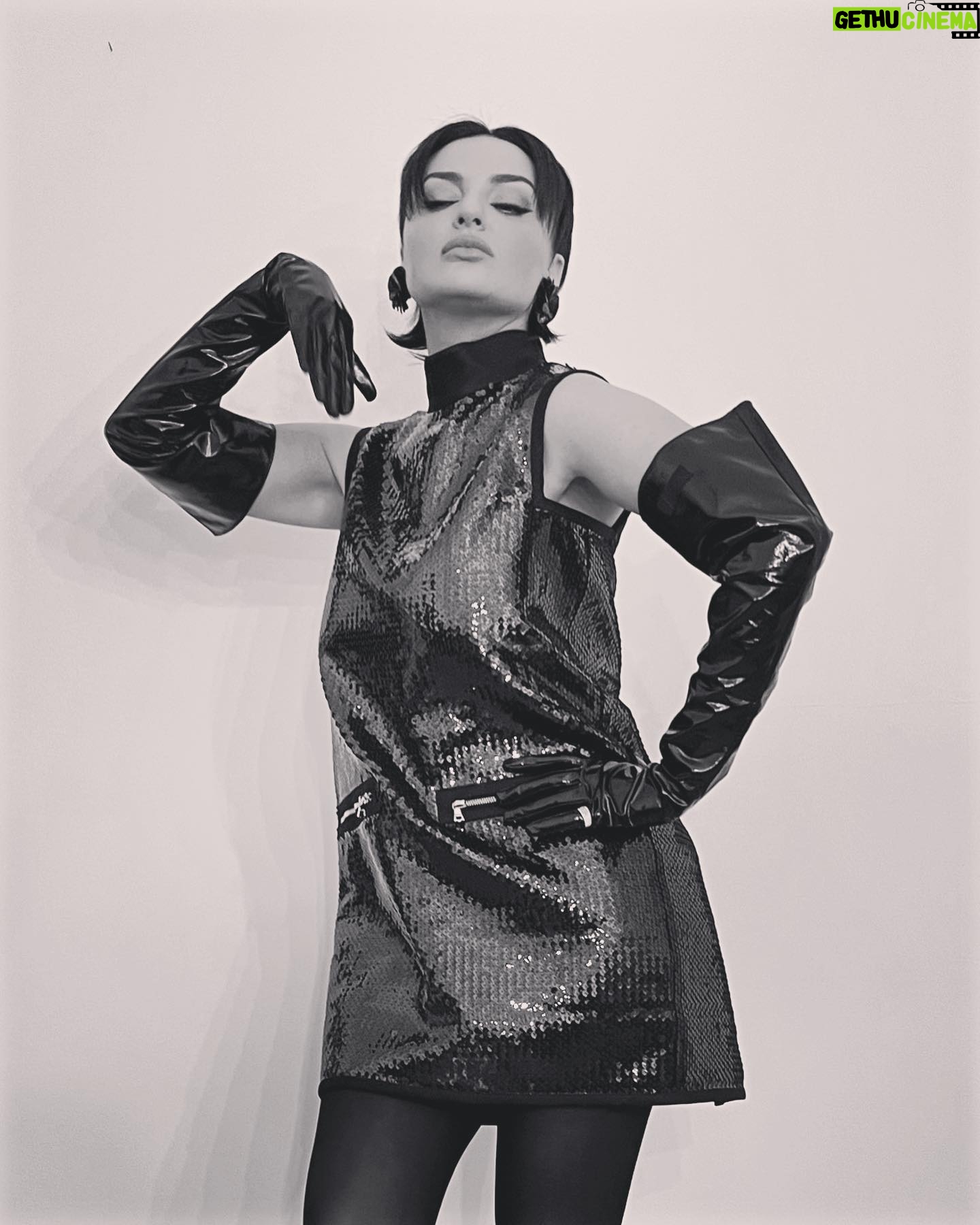 Arisa Instagram - #checolpodiluna ieri sera con L’UNICA @virginiaraffaele ♥️ Tra le cose da rifare. Ringrazio la squadra di @simonebelliagency per trucco e capelli e @madamepaulinevintage per lo splendido vestito di @courreges Per i più curiosi specifico che i guanti sono di @msgm e le scarpe di @balenciaga , gli orecchini presi al mercato dei Navigli che c’è la terza domenica di ogni mese, le calze in merceria, le mutande e il reggiseno al mercato del martedì di via Eustachi. La canzone che ho interpretato si chiama BUM AHI CHE COLPO DI LUNA, brano scritto da Lelio Luttazzi e inciso da Mina nel 1961. È stato un bel momento per me. Ringrazio @mauriziofilardo e tutta l’orchestra per l’arrangiamento perfetto e @gioni_barbera per essere nato e arrivato nella mia vita. Baci e buona giornata a tutti.