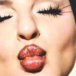 Arisa Instagram - “Baciami stupido” é il mio nuovo singolo! Uscirá il 10 maggio e racconta il bacio: una magia che celebra l’amore universale in qualsiasi sua forma. Molti baci sono diventati l’emblema di storie importanti, hanno abbattuto muri e azzerato le diversità. Il bacio é anche un potente simbolo di consenso: è un momento di vulnerabilità e intimità, in cui due amanti condividono volontariamente una profonda espressione di affetto. Un bacio per tutti voi, con amore Ros.