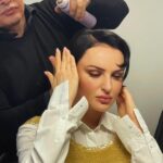 Arisa Instagram - Volevo proprio farvi un post col filtro ZIAD’arabia nei commerci esteri impiegata sempre allerta a ricever la soffiata pur sognando spesso di svegliarsi fata. E lo faccio. Poi si sa, se metti la p al posto della b capirai il dramma del momento. Poi? Mi piace molto fare la simpatica e ultimamente ho un dente d’oro perché il mio alter ego è il Guè. Ma canto sempre eh.. canto e stracanto, riscopro la mia voce e andiamo al passo con la vita. Poi? Poi ballo. E sogno un bel vestito da sposa da indossare da qualche altra parte, magari per il mio nuovo videoclip.Chissà. Bello bello così.