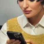 Arisa Instagram - Volevo proprio farvi un post col filtro ZIAD’arabia nei commerci esteri impiegata sempre allerta a ricever la soffiata pur sognando spesso di svegliarsi fata. E lo faccio. Poi si sa, se metti la p al posto della b capirai il dramma del momento. Poi? Mi piace molto fare la simpatica e ultimamente ho un dente d’oro perché il mio alter ego è il Guè. Ma canto sempre eh.. canto e stracanto, riscopro la mia voce e andiamo al passo con la vita. Poi? Poi ballo. E sogno un bel vestito da sposa da indossare da qualche altra parte, magari per il mio nuovo videoclip.Chissà. Bello bello così.