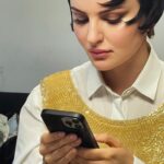 Arisa Instagram - Volevo proprio farvi un post col filtro ZIAD’arabia nei commerci esteri impiegata sempre allerta a ricever la soffiata pur sognando spesso di svegliarsi fata. E lo faccio. Poi si sa, se metti la p al posto della b capirai il dramma del momento. Poi? Mi piace molto fare la simpatica e ultimamente ho un dente d’oro perché il mio alter ego è il Guè. Ma canto sempre eh.. canto e stracanto, riscopro la mia voce e andiamo al passo con la vita. Poi? Poi ballo. E sogno un bel vestito da sposa da indossare da qualche altra parte, magari per il mio nuovo videoclip.Chissà. Bello bello così.