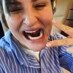 Arisa Instagram - Volevo proprio farvi un post col filtro ZIAD’arabia nei commerci esteri impiegata sempre allerta a ricever la soffiata pur sognando spesso di svegliarsi fata. E lo faccio. Poi si sa, se metti la p al posto della b capirai il dramma del momento. Poi? Mi piace molto fare la simpatica e ultimamente ho un dente d’oro perché il mio alter ego è il Guè. Ma canto sempre eh.. canto e stracanto, riscopro la mia voce e andiamo al passo con la vita. Poi? Poi ballo. E sogno un bel vestito da sposa da indossare da qualche altra parte, magari per il mio nuovo videoclip.Chissà. Bello bello così.