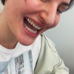 Arisa Instagram - Volevo proprio farvi un post col filtro ZIAD’arabia nei commerci esteri impiegata sempre allerta a ricever la soffiata pur sognando spesso di svegliarsi fata. E lo faccio. Poi si sa, se metti la p al posto della b capirai il dramma del momento. Poi? Mi piace molto fare la simpatica e ultimamente ho un dente d’oro perché il mio alter ego è il Guè. Ma canto sempre eh.. canto e stracanto, riscopro la mia voce e andiamo al passo con la vita. Poi? Poi ballo. E sogno un bel vestito da sposa da indossare da qualche altra parte, magari per il mio nuovo videoclip.Chissà. Bello bello così.