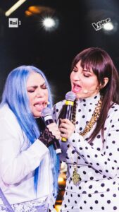 Arisa Instagram - Per la prima volta le nostre @loredanaberteofficial e @arisamusic condividono il palco sulle note de “La notte” ✨🌙 #TheVoiceKidsIt