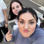 Arisa Instagram - Spoilera e confondi. Mi penso libera perché lo sono. Sai quante volte torno a casa e mi manca tutto? Mi abbraccio. Il giorno dopo è un altro, cammino più veloce. Il cielo è solo mio quando lo guardo. Mi fermo dove voglio. Scelgo. E sono liberaaaaaaa.