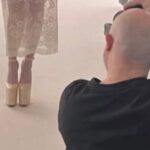 Arisa Instagram - Spoilera e confondi. Mi penso libera perché lo sono. Sai quante volte torno a casa e mi manca tutto? Mi abbraccio. Il giorno dopo è un altro, cammino più veloce. Il cielo è solo mio quando lo guardo. Mi fermo dove voglio. Scelgo. E sono liberaaaaaaa.